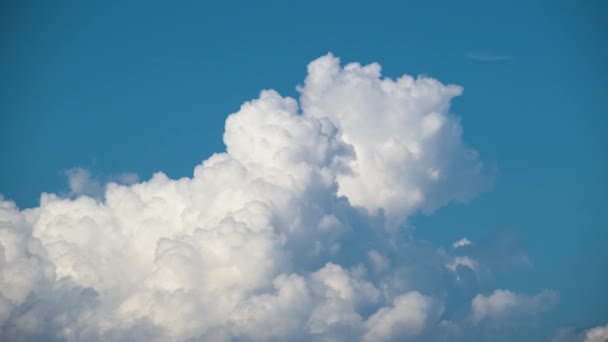 Timelapse of white puffy cumulus clouds forming on summer blue sky. Moving and changing cloudscape weather — Stockvideo