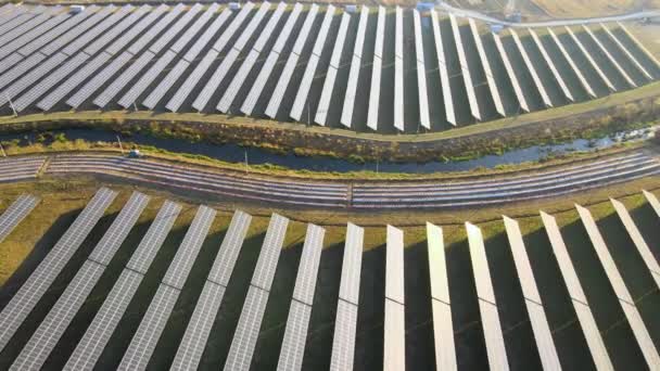 Вид с воздуха на крупную устойчивую электростанцию с рядами солнечных фотоэлектрических панелей для производства экологически чистой электроэнергии. Возобновляемые источники энергии с нулевой концепцией выбросов — стоковое видео