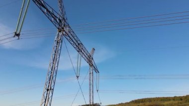 Yüksek voltajlı yalıtım teli elektrik kablolarına bağlı çelik sütunlarda elektrik kablolarının güvenli bir şekilde iletilmesi için uzun mesafe kablolarına bağlı.
