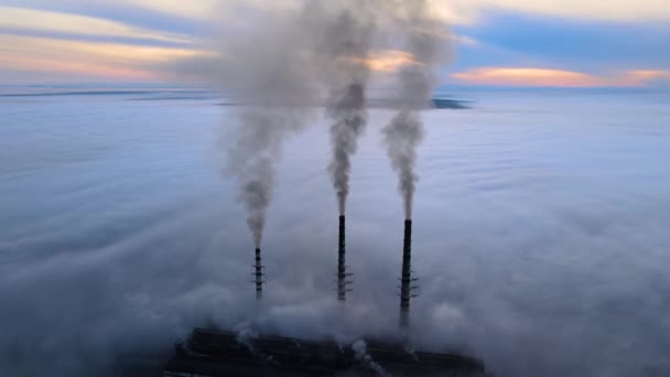 Szénerőmű magas csövek fekete füst mozog felfelé szennyező atmoszférát. Villamosenergia-termelés fosszilis tüzelőanyaggal — Stock videók