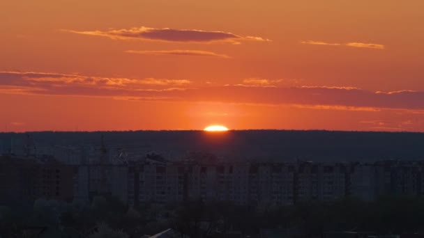 Paesaggio serale con sole che tramonta su edifici a grattacieli lontani al tramonto — Video Stock
