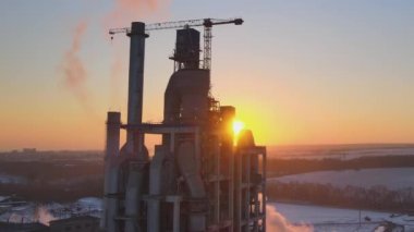 Beton yapılı çimento fabrikası ve endüstriyel üretim bölgesindeki vinç manzarası. Üretim ve küresel sanayi kavramı