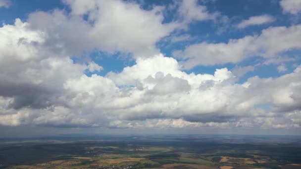 Yağmur fırtınasından önce oluşan kara kümülüs bulutlarının yüksek irtifasında hava manzarası — Stok video