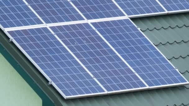 Techo del edificio vista aérea con filas de paneles fotovoltaicos solares azules para producir energía eléctrica ecológica limpia. Electricidad renovable con concepto de cero emisiones — Vídeos de Stock