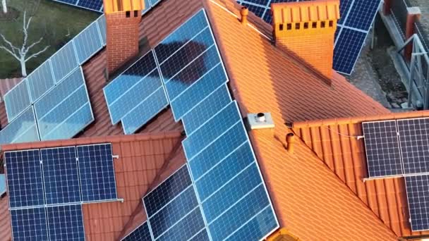Flygfoto byggnad tak med rader av blå solceller paneler för att producera ren ekologisk elektrisk energi. Förnybar el utan utsläppskoncept — Stockvideo