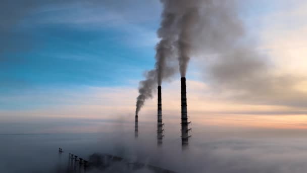 Flygfoto av kolkraftverk höga rör med svart rök flyttar upp förorenande atmosfär vid solnedgången — Stockvideo