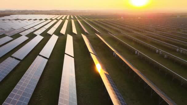 Letecký pohled na velkou udržitelnou elektrárnu s řadami solárních fotovoltaických panelů pro večerní výrobu čisté elektrické energie. Koncepce elektřiny z obnovitelných zdrojů s nulovými emisemi — Stock video