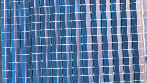 Vue aérienne de la centrale solaire avec panneaux photovoltaïques bleus montés sur le toit du bâtiment industriel pour produire de l'électricité écologique verte. Production de concept d'énergie durable — Video