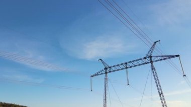 Yüksek voltajlı elektrik kablolarına sahip çelik sütun uzun mesafeli kablolardan elektrik enerjisi iletiyor.
