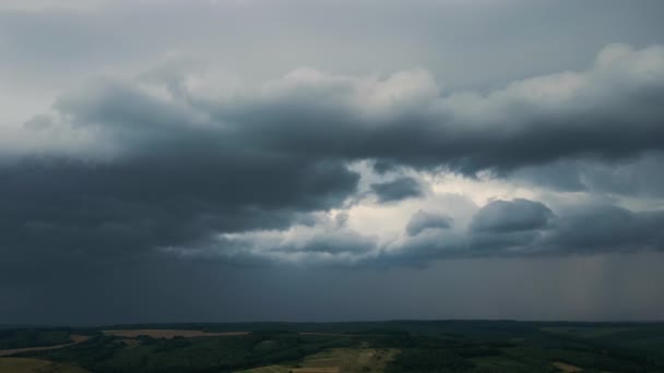 Пейзаж темных облаков, образующихся в бурном небе во время грозы над сельской местностью — стоковое видео