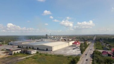 Fabrikadaki kereste yığınlarıyla ahşap işleme fabrikasının hava manzarası.