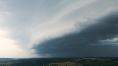 Kırsal alan üzerindeki fırtına sırasında gökyüzünde oluşan kara bulutların manzarası