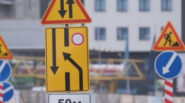 Yol çalışmaları trafik işaretlerini uyardı. Şehir caddesinde inşaat çalışması ve yavaş hareket eden arabalar.
