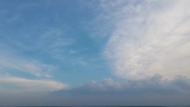 Açık mavi gökyüzünde beyaz kabarık kümülüs bulutlarının parlak manzarası — Stok video