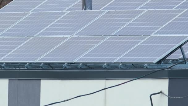 Житловий будинок з дахом вкритий сонячними фотоелектричними панелями для виробництва чистої екологічної електричної енергії в заміській сільській місцевості. Концепція автономного будинку — стокове відео