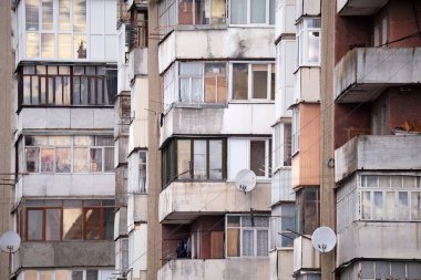 Birçok pencere ve balkonlu eski apartman cephesinin mimari ayrıntıları