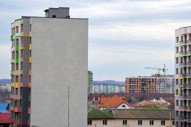 Şehrin yerleşim bölgesinde yüksek katlı bir apartman dairesi. Gayrimenkul geliştirme