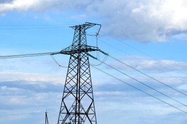 Elektrik hatları olan yüksek voltaj kulesi elektrik enerjisini kablolardan geçiriyor.