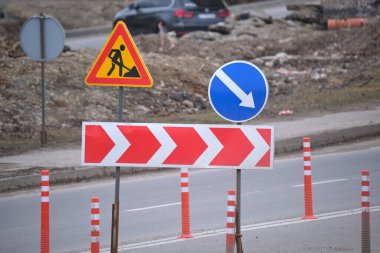 Şehir caddesinde yol çalışması trafik işaretlerini uyardı