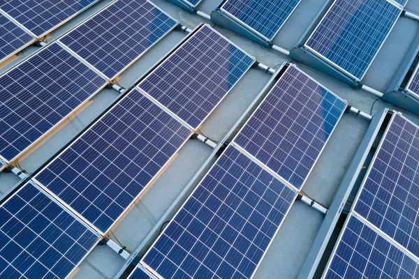 Flygfoto byggnad tak med rader av blå solceller paneler för att producera ren ekologisk elektrisk energi. Förnybar el utan utsläppskoncept — Stockfoto