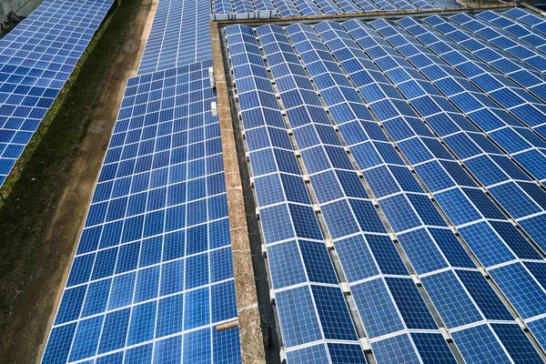 Vue aérienne de panneaux solaires photovoltaïques bleus montés sur le toit d'un bâtiment industriel pour produire de l'électricité écologique verte. Production de concept d'énergie durable — Photo