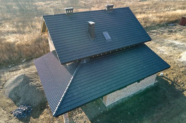 Letecký pohled na střechu domu pokrytou keramickými šindely. Dlažba krytiny budovy ve výstavbě — Stock fotografie