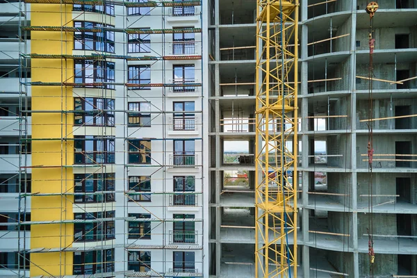 Architectonische detail van hoge frame van monolithische betonnen gebouw in aanbouw. Ontwikkeling van onroerend goed — Stockfoto