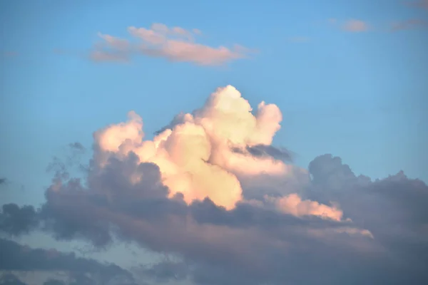 Jasny krajobraz białych chmur puszystych cumulus na błękitnym bezchmurnym niebie — Zdjęcie stockowe
