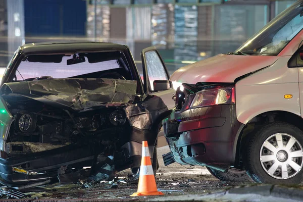 Samochody mocno rozbiły się w wypadku drogowym po zderzeniu na ulicy miejskiej w nocy. Koncepcja bezpieczeństwa ruchu drogowego i ubezpieczenia — Zdjęcie stockowe