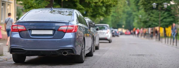 道路脇に車が停まっている街の交通 — ストック写真