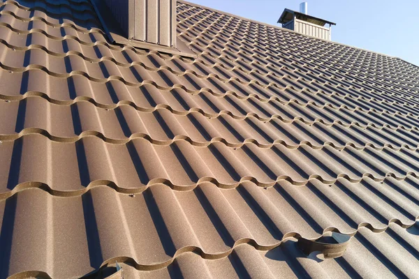 Primo piano del tetto della casa coperto con tegole metalliche — Foto Stock