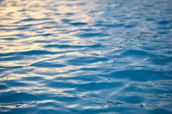 Closeup superfície da paisagem marinha de água do mar azul com pequenas ondas de ondulação — Fotografia de Stock