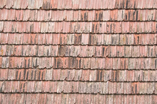 Powierzchnia zbliżeniowa starych, wietrznych płytek ceramicznych pokrywających dach budynku — Zdjęcie stockowe