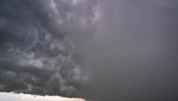 Paisaje de nubes oscuras y ominosas que se forman en el cielo tormentoso durante una fuerte tormenta — Foto de Stock