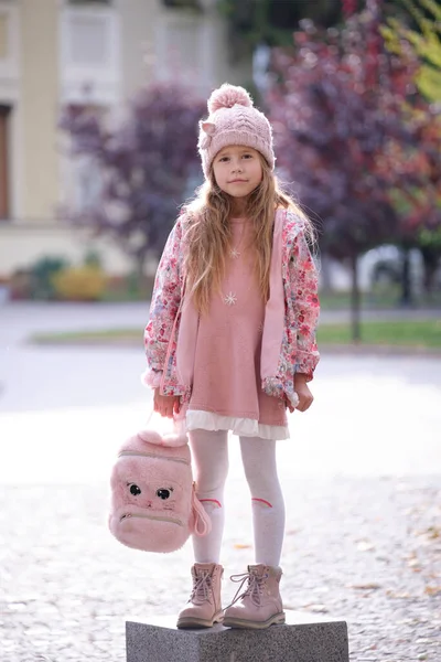 Porträtt av söt liten barn flicka i rosa hatt — Stockfoto