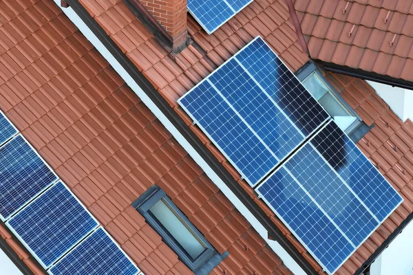 Telhado residencial privado coberto com painéis solares fotovoltaicos para geração de energia elétrica ecológica limpa na área rural suburbana da cidade. Conceito de casa autônoma — Fotografia de Stock