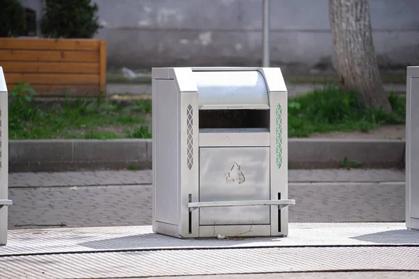 Nerezové plechovky na odpadky pro oddělenou likvidaci odpadu na ulici města — Stock fotografie