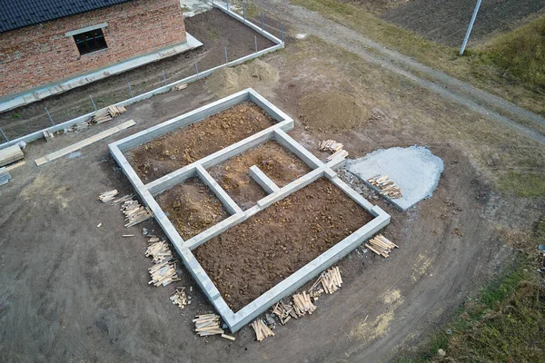 Vista aérea de cima para baixo de obras de construção de nova casa fundação de concreto no canteiro de obras — Fotografia de Stock