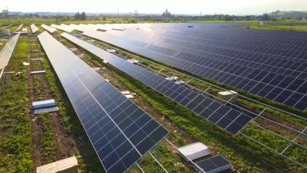 Vue aérienne de la grande centrale électrique en construction avec de nombreuses rangées de panneaux solaires sur châssis métallique pour produire de l'énergie électrique propre. Développement des sources d'électricité renouvelables — Video