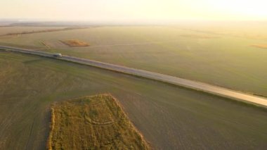 Kargo kamyonunun otobanda mal taşırken hava görüntüsü. Teslimat ulaşım ve lojistik kavramı