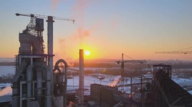 Beton yapılı çimento fabrikası ve endüstriyel üretim bölgesindeki vinç manzarası. Üretim ve küresel sanayi kavramı