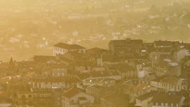 Flygfoto över tät historisk centrum av Thiers stad i Puy-de-Dome departement, Auvergne-Rhone-Alpes regionen i Frankrike. Hustak av gamla byggnader och smala gator vid solnedgången — Stockvideo