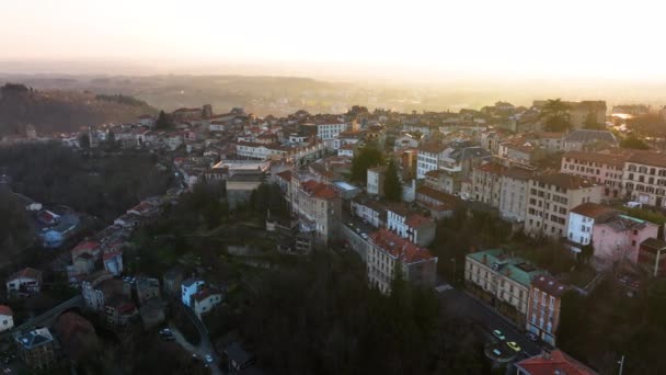 Vista aérea do denso centro histórico da cidade de Thiers, no departamento de Puy-de-Dome, região de Auvergne-Rhone-Alpes, na França. Telhados de edifícios antigos e ruas estreitas ao pôr do sol — Vídeo de Stock