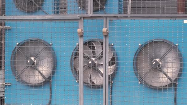 Compresor de aire para sistema de climatización del edificio industrial con ventiladores de ventilación giratorios para radiadores de refrigeración — Vídeos de Stock