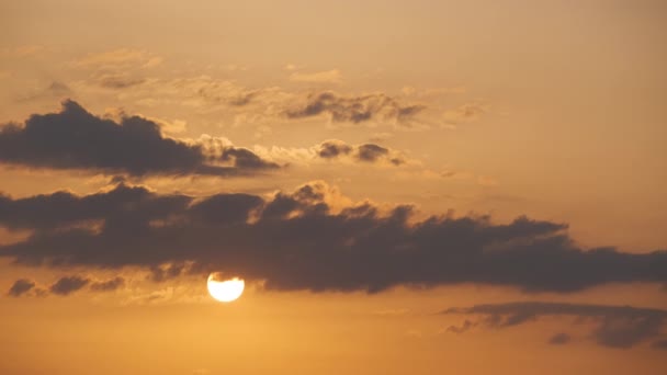 Strălucitoare cer de apus de soare colorat cu raze de apus de soare și nori întunecați vii — Videoclip de stoc