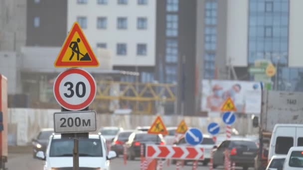 도로 관리인들은 도시의 거리에서 건축 공사를 하고 천천히 움직 이는 차들에 대해 경고하는 교통 표지 — 비디오