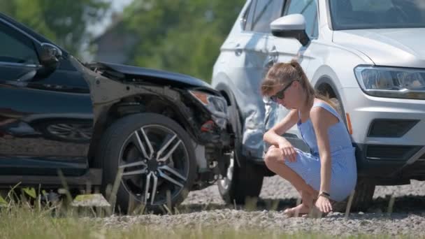Triste kvindelige chauffør sidder på gaden side chokeret efter bilulykke. Konceptet færdselssikkerhed og køretøjsforsikring – Stock-video