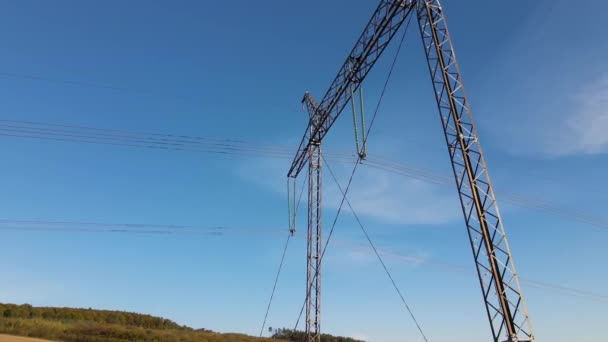 Pilastro in acciaio con linee elettriche ad alta tensione che forniscono energia elettrica attraverso cavi su lunghe distanze — Video Stock