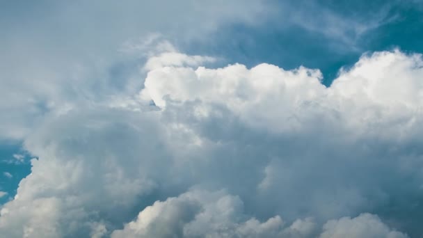 Временной отрезок белых пушистых кучевых облаков, образующихся на летнем голубом небе. Перемещение и изменение облачной погоды — стоковое видео