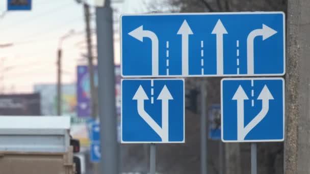 Panneau de signalisation indiquant plusieurs voies routières direction sur la rue de la ville. Flèches de signalisation pour le guidage de la sécurité des transports urbains — Video